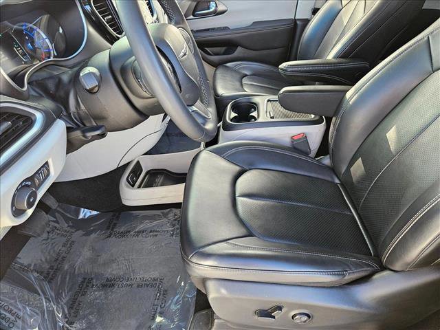 Used 2024 Chrysler Pacifica Select image 16