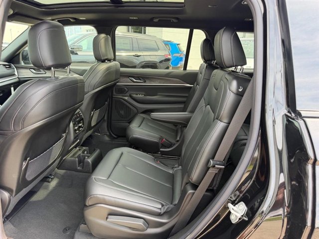 New 2026 Jeep Grand Cherokee L Limited AWD/4WD image 10