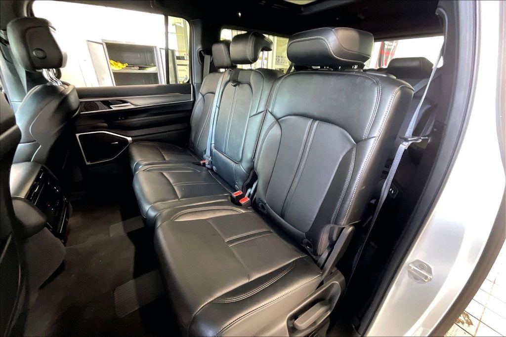 Used 2024 Jeep Wagoneer L Series II AWD/4WD image 14