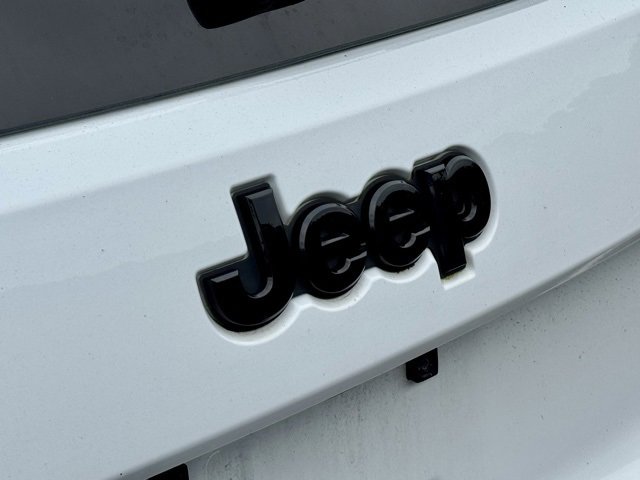 Used 2022 Jeep Grand Cherokee Laredo X image 14