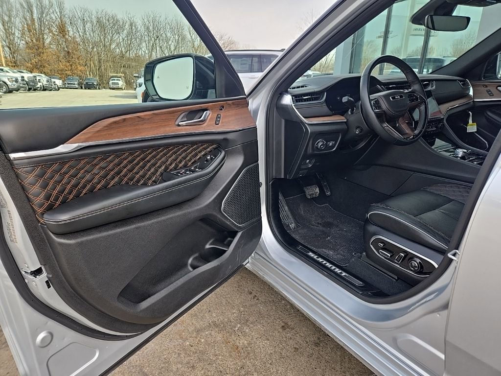 Used 2025 Jeep Grand Cherokee Summit image 27