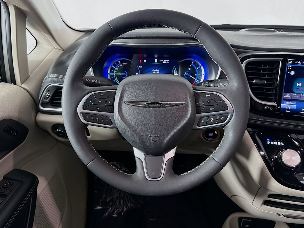 Used 2023 Chrysler Pacifica Touring-L FWD image 11