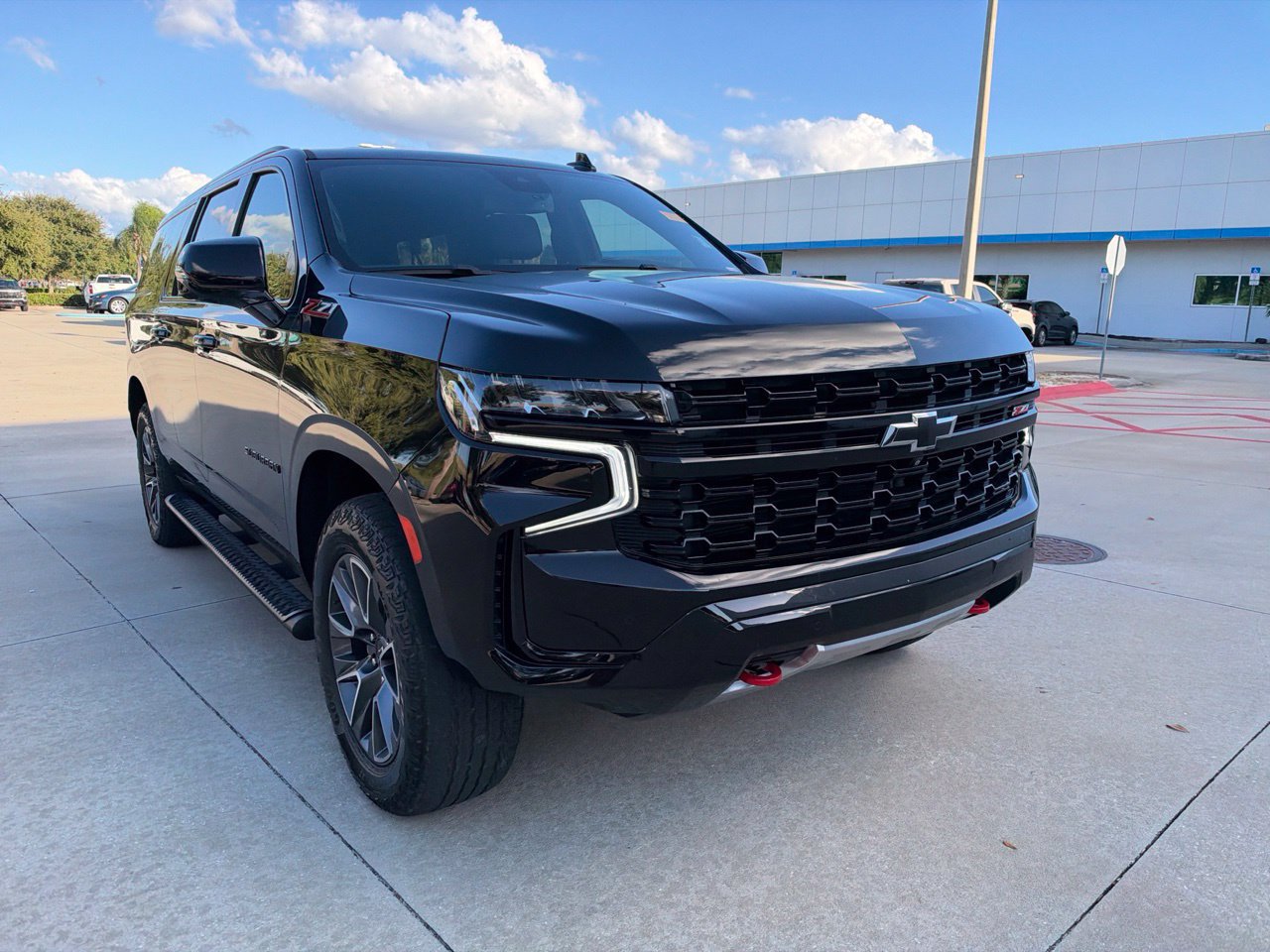 Used 2024 Chevrolet Suburban Z71 w/ Luxury Package AWD/4WD image 7