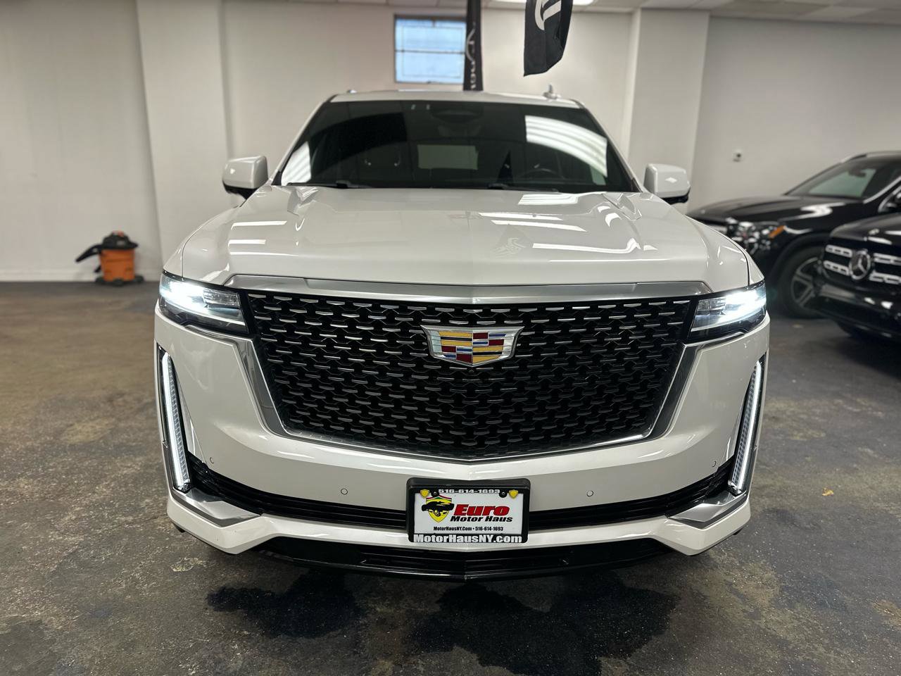 Used 2023 Cadillac Escalade Premium Luxury w/ Performance Package image 2