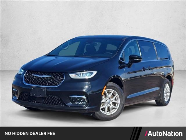 Used 2025 Chrysler Pacifica Select