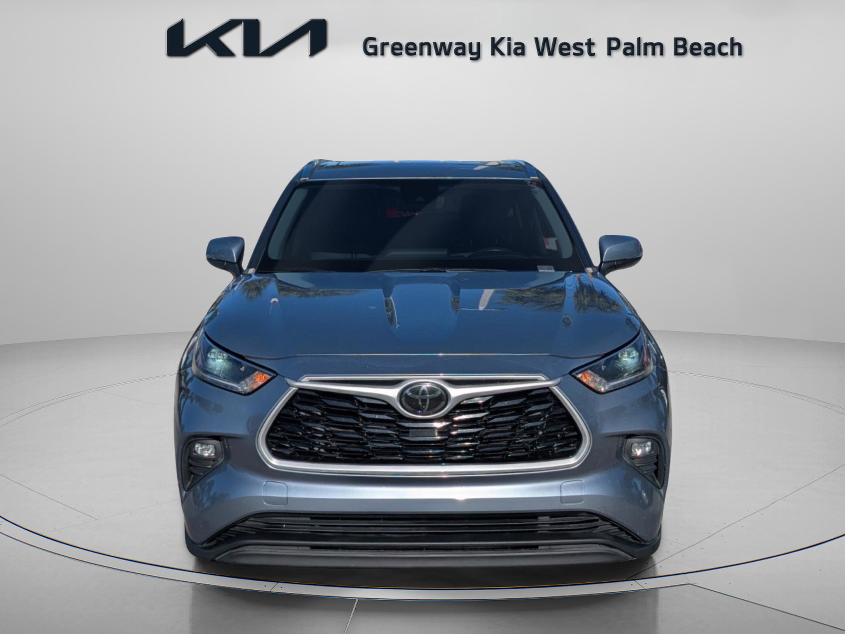 Used 2021 Toyota Highlander XLE FWD image 3