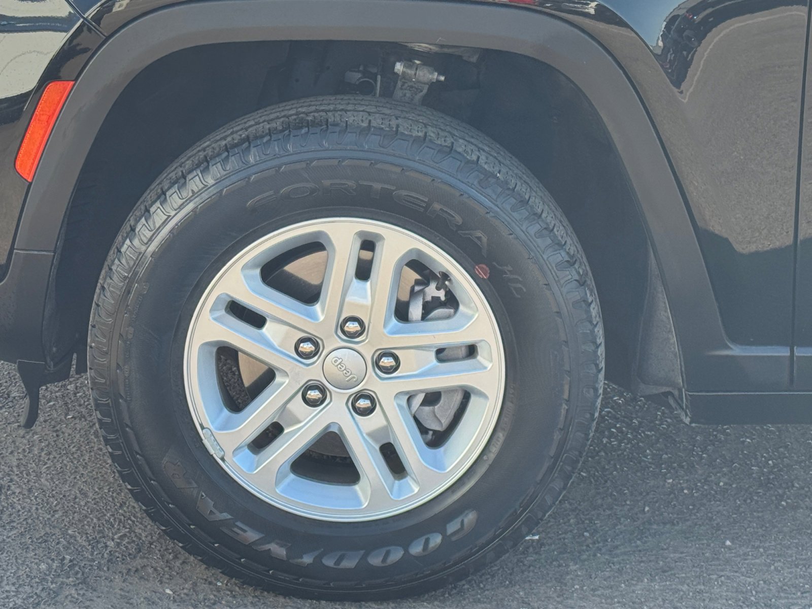 Used 2023 Jeep Grand Cherokee Laredo image 11