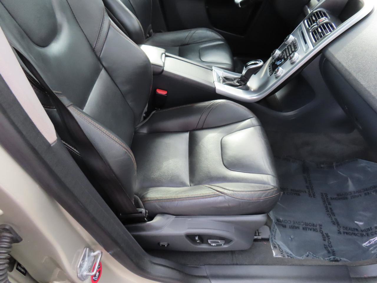 Used 2017 Volvo XC60 T6 Dynamic w/ Advanced Package image 19