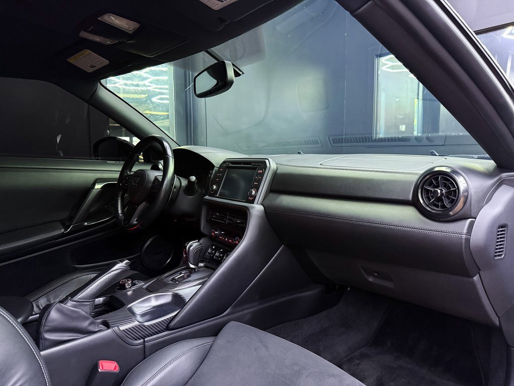 Used 2017 Nissan GT-R Premium image 25