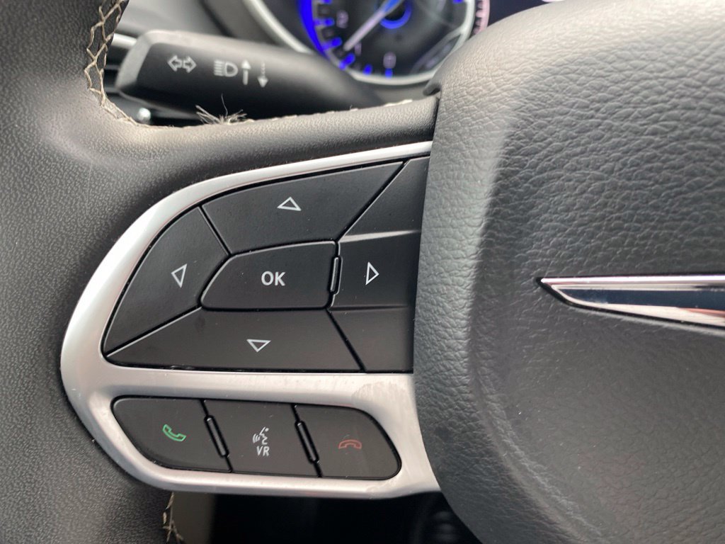 Used 2024 Chrysler Pacifica Touring-L FWD image 9