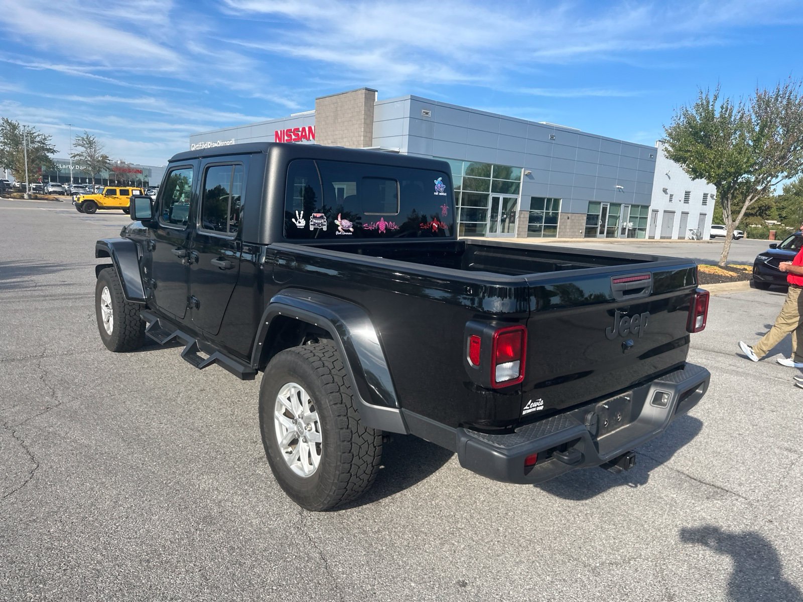 Used 2023 Jeep Gladiator Sport AWD/4WD image 7