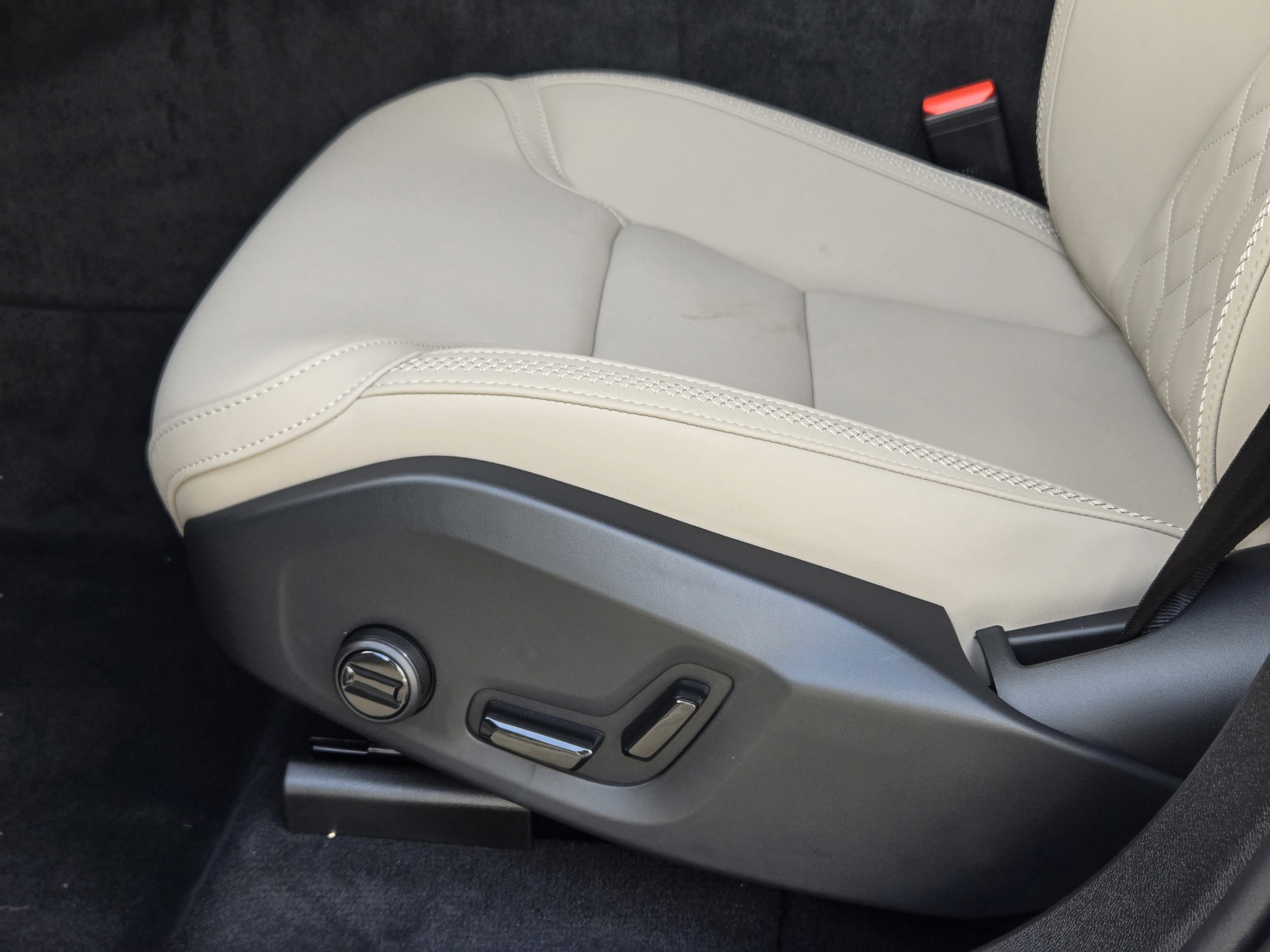 New 2026 Volvo XC60 B5 Plus w/ Protection Package Premier AWD/4WD image 20