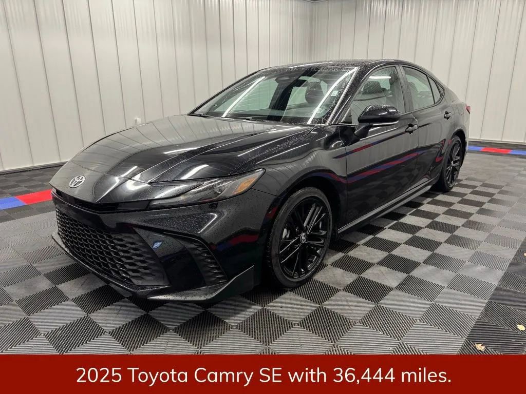 Used 2025 Toyota Camry SE image 3