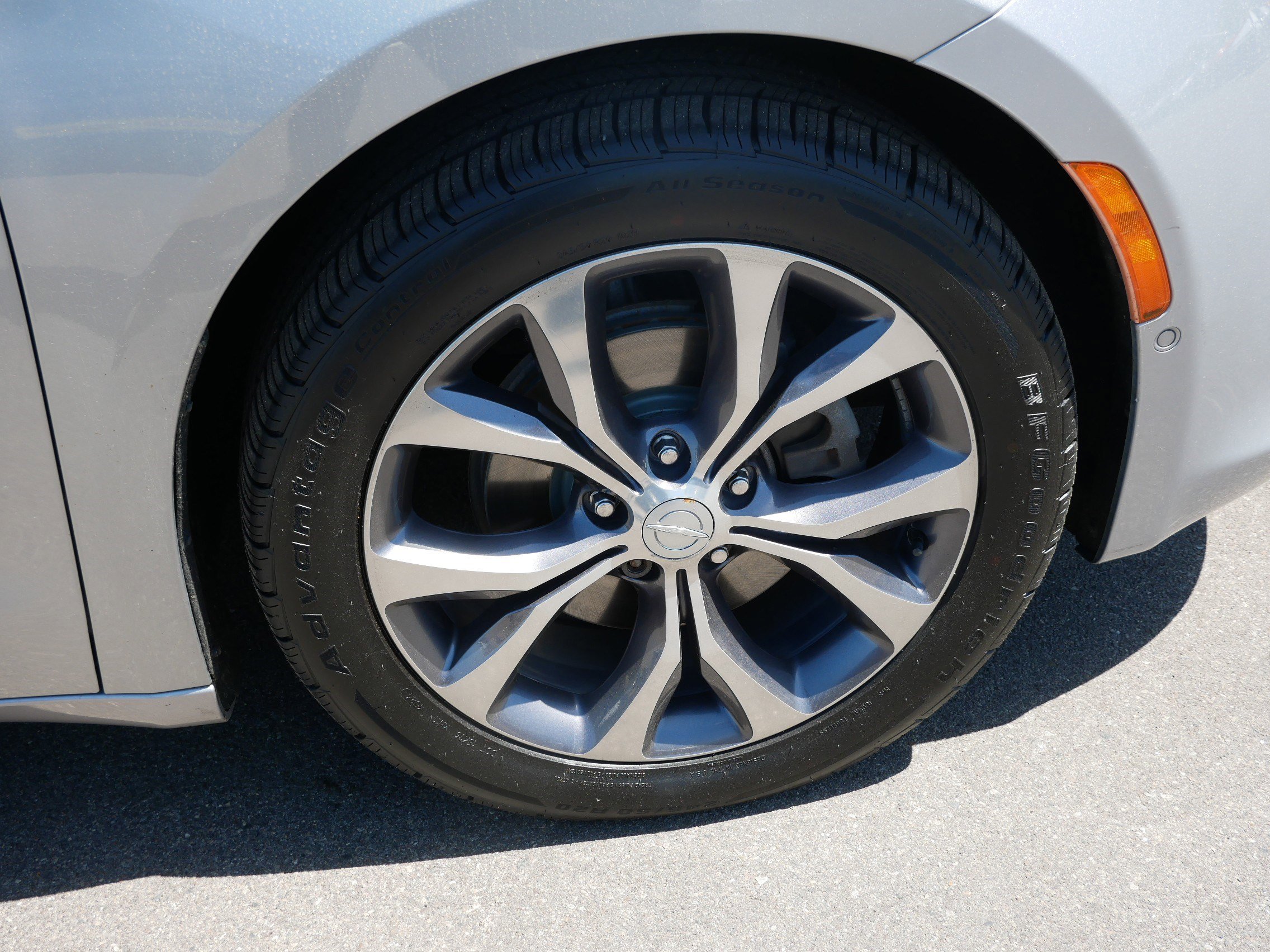 Used 2018 Chrysler Pacifica Limited w/ Tire & Wheel Group FWD image 15