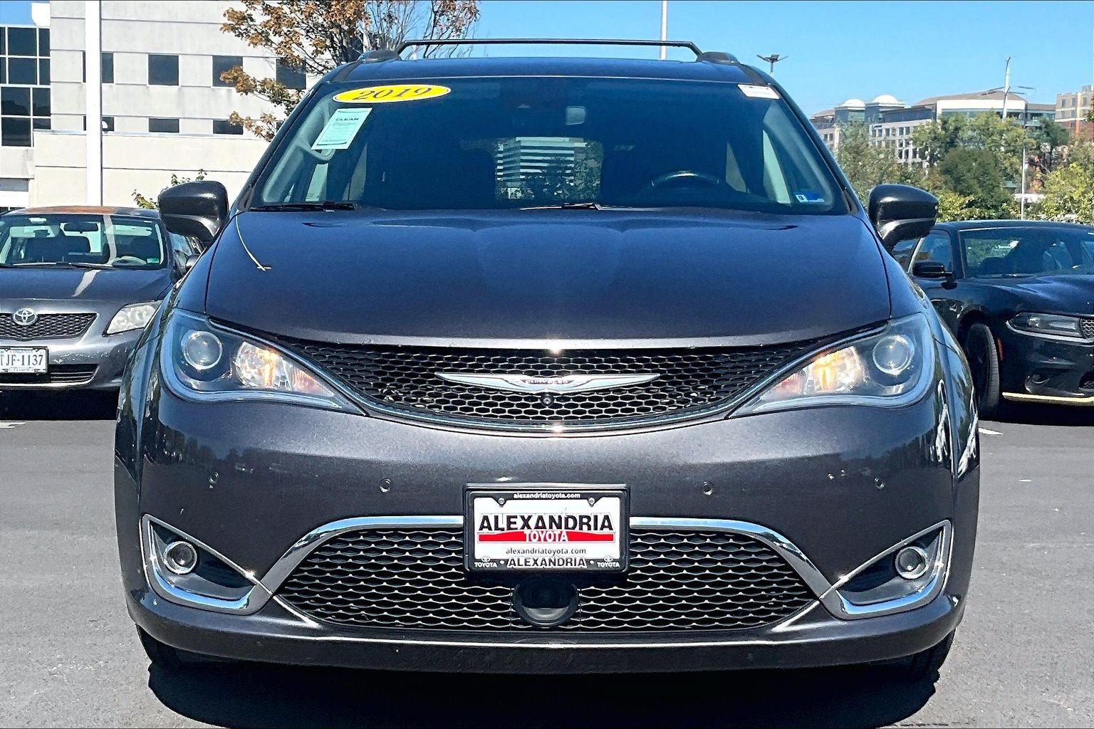 Used 2019 Chrysler Pacifica Touring-L Plus w/ Advanced Safetytec Group FWD image 3
