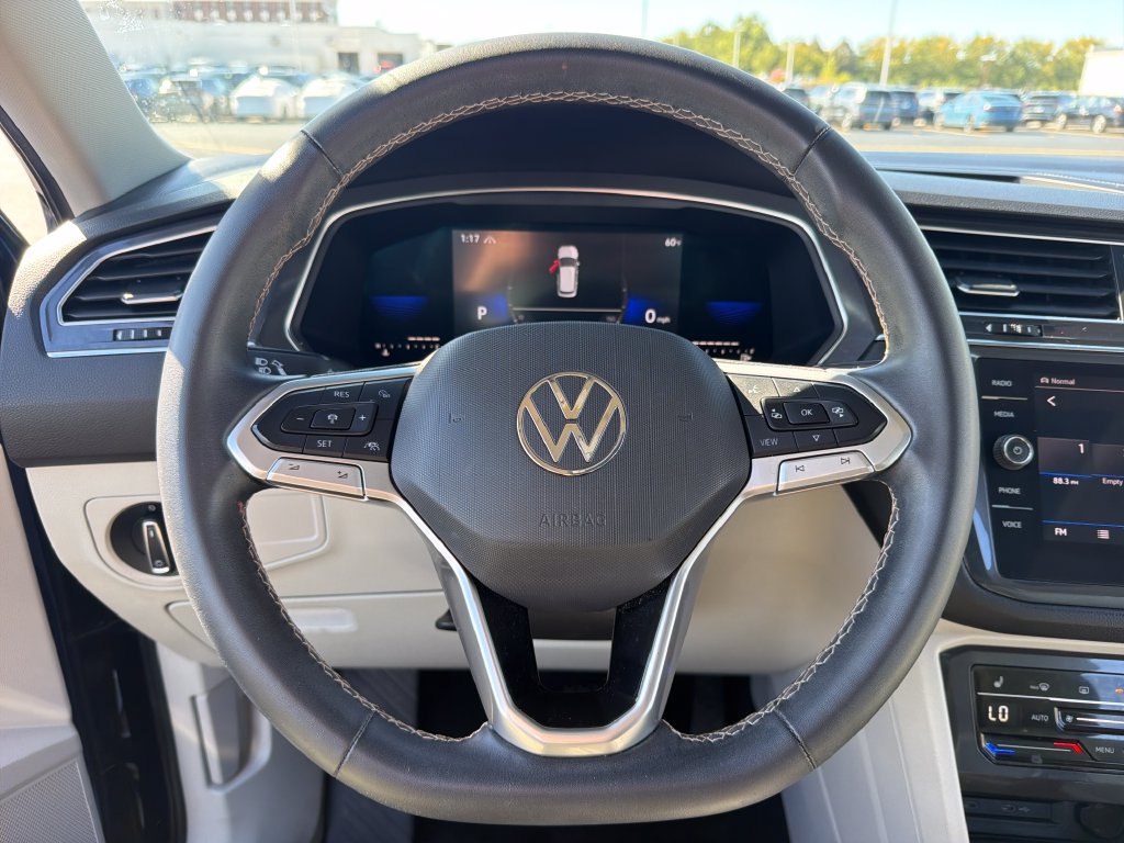 Certified 2022 Volkswagen Tiguan SE w/ Panoramic Sunroof Package AWD/4WD image 11