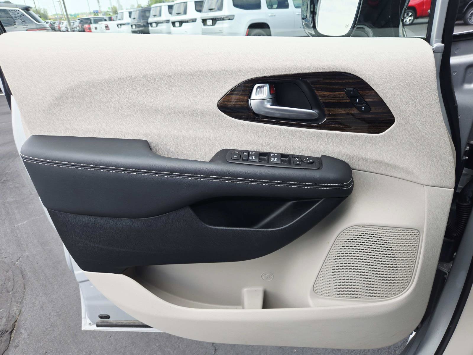 Used 2024 Chrysler Pacifica Limited image 41