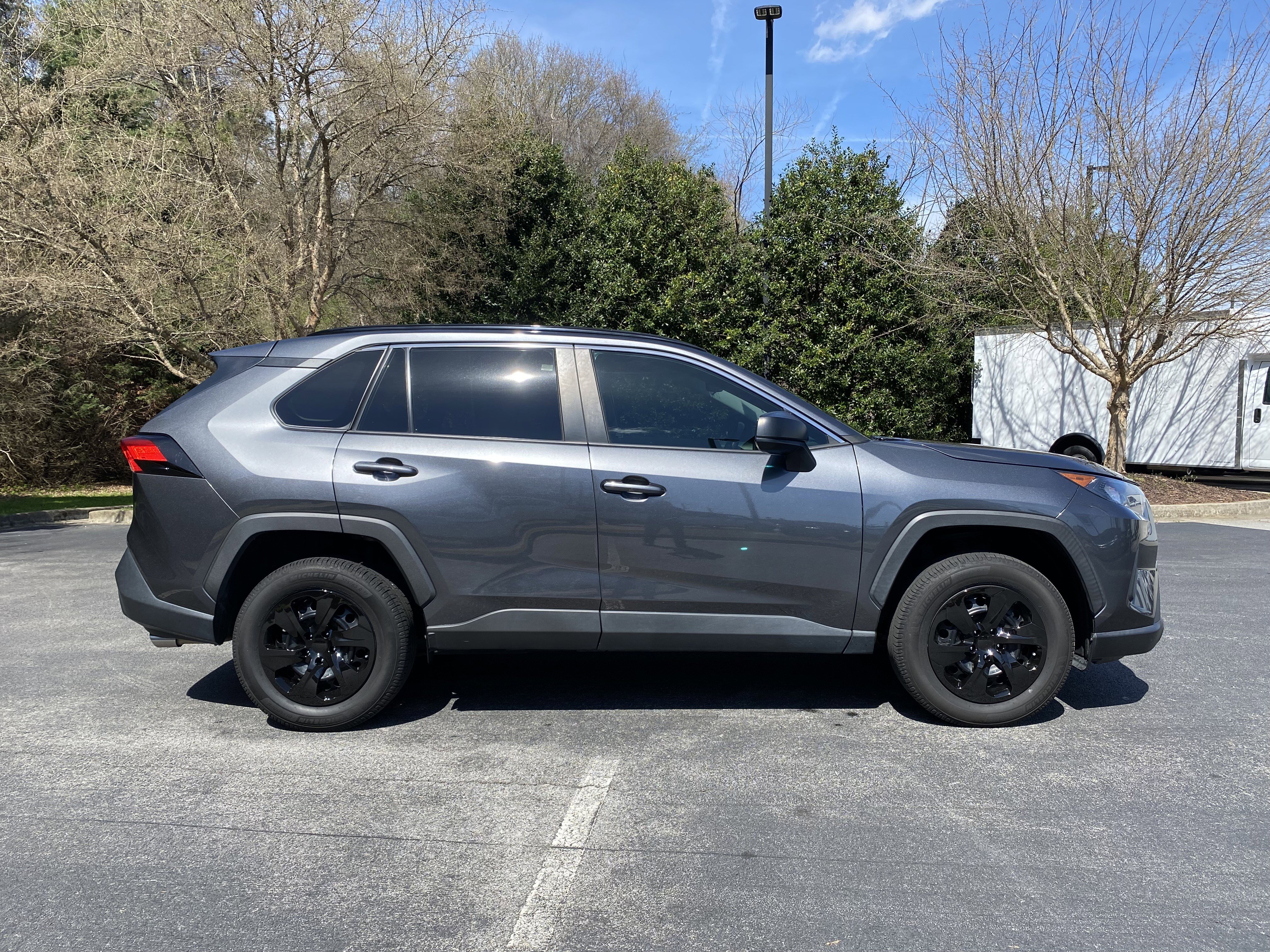 Used 2021 Toyota RAV4 LE image 10