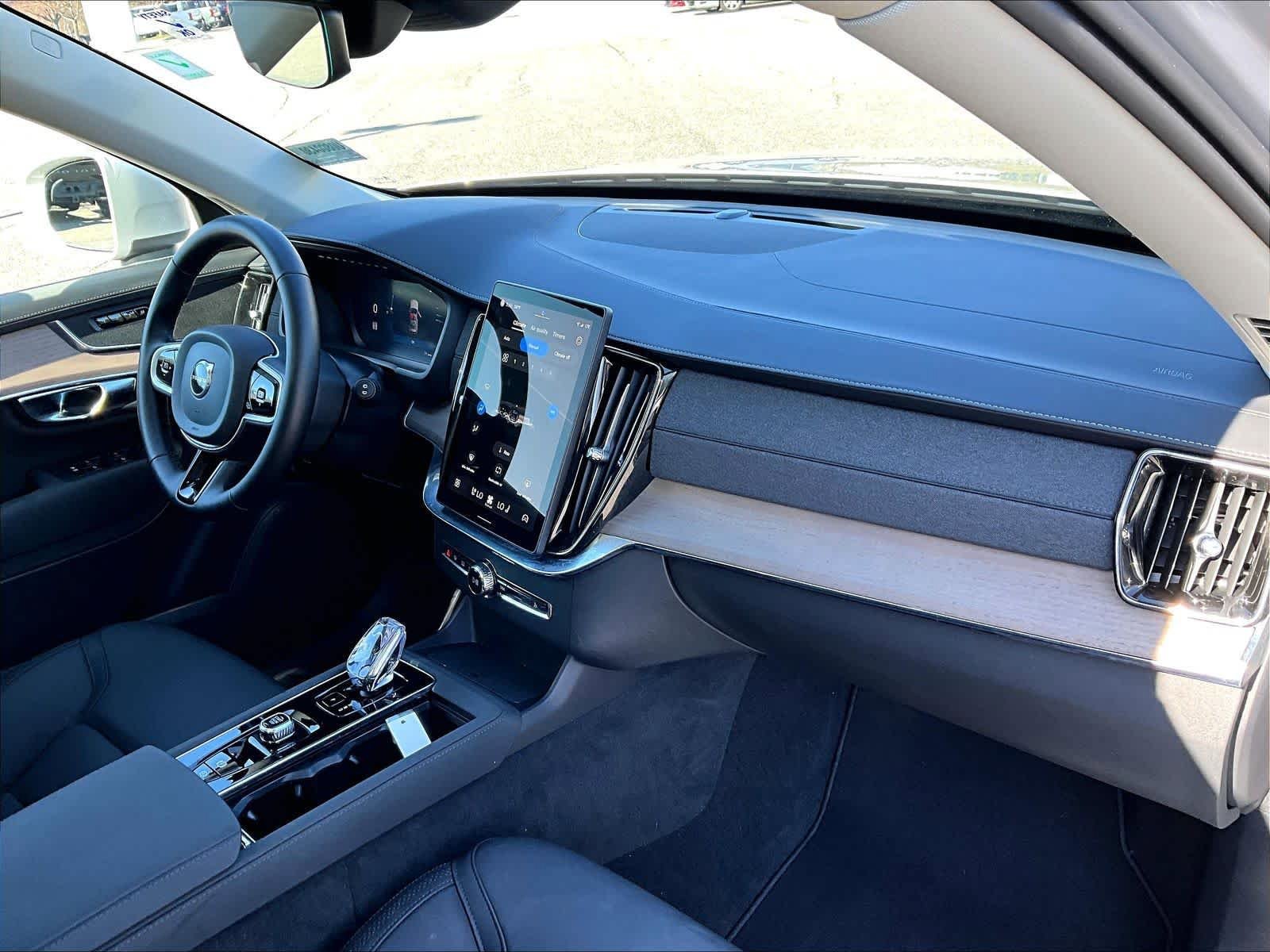 Used 2025 Volvo XC90 B6 Plus image 14