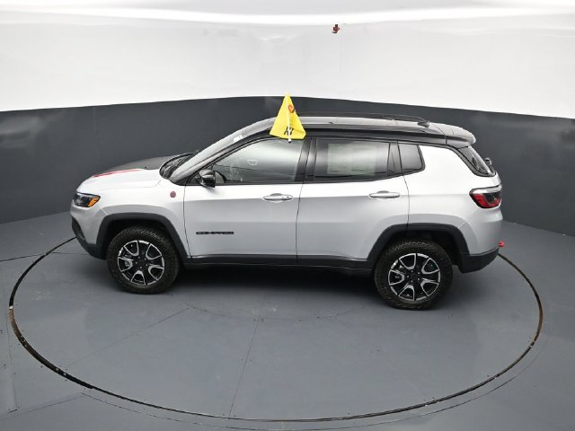 New 2026 Jeep Compass Trailhawk w/ Sun, Sound & Navigation Group AWD/4WD image 35