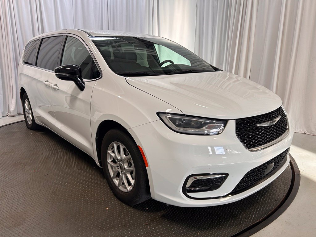 Used 2025 Chrysler Pacifica Select FWD image 26