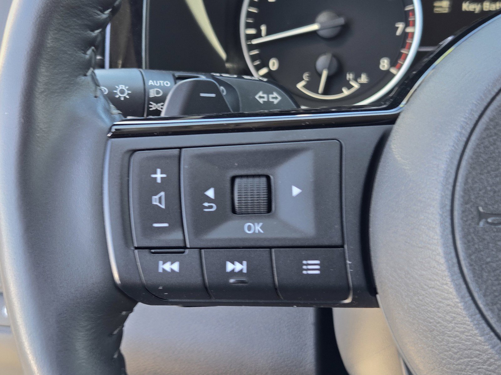 Used 2023 Nissan Pathfinder SL w/ Lighting Package (N92) FWD image 25