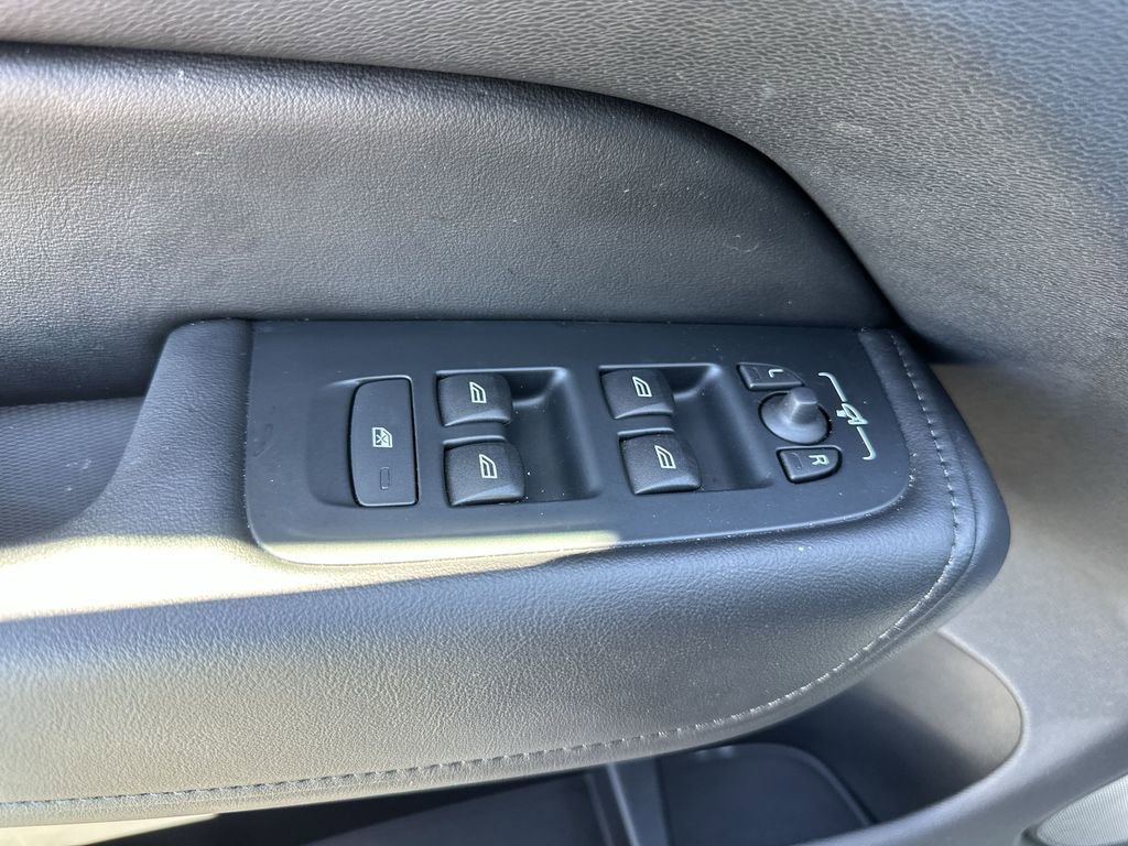 Used 2025 Volvo XC60 B5 Core AWD/4WD image 13