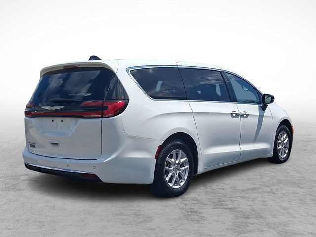 Used 2024 Chrysler Pacifica Touring-L FWD image 6