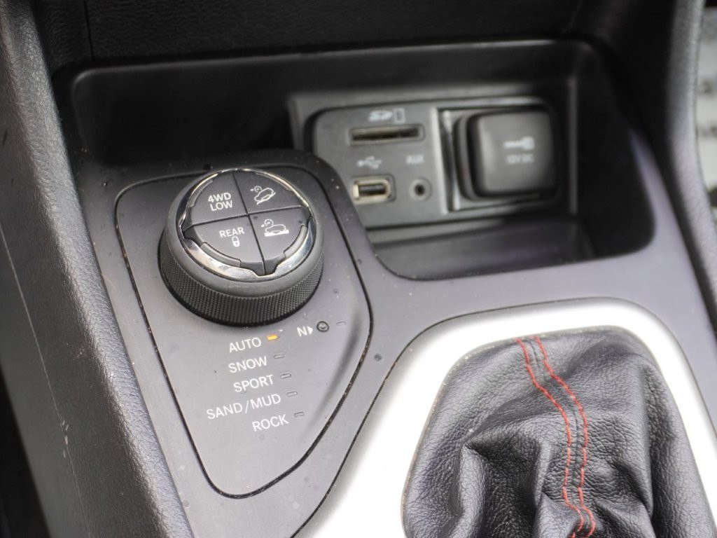 Used 2015 Jeep Cherokee Trailhawk w/ Comfort/Convenience Group image 21