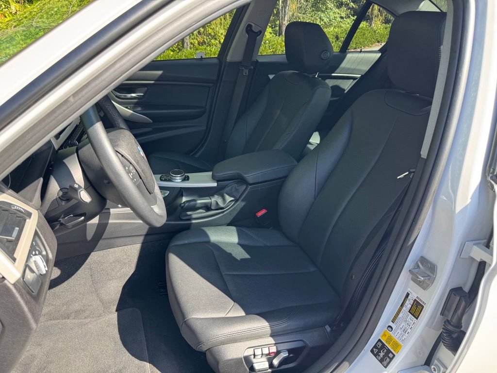 Used 2018 BMW 320i xDrive Sedan w/ Premium Package AWD/4WD image 11
