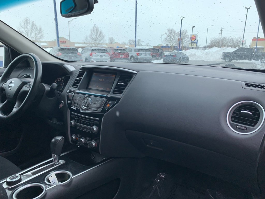 Used 2016 Nissan Pathfinder SV image 19