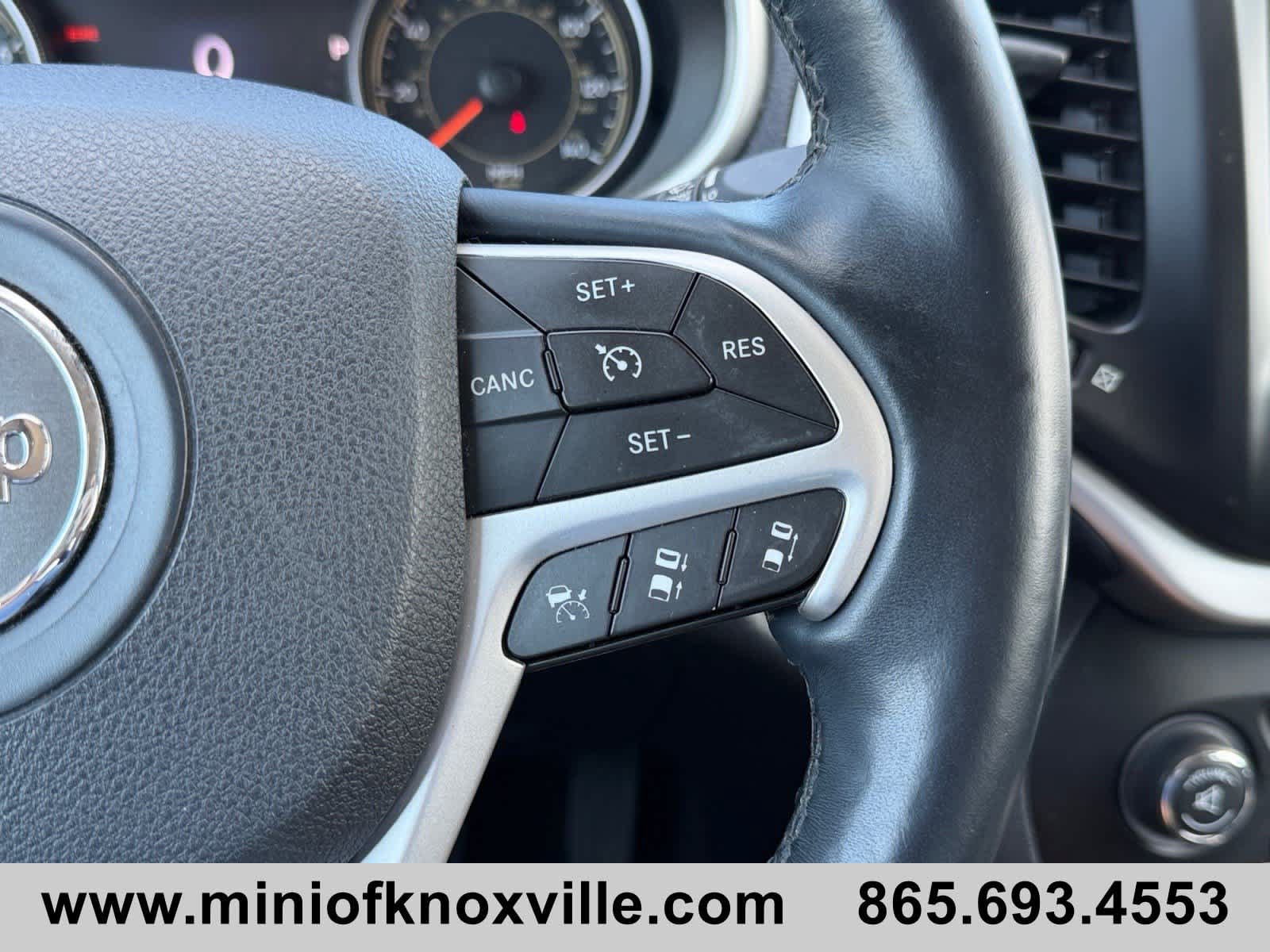 Used 2015 Jeep Cherokee Limited w/ Luxury Group AWD/4WD image 23