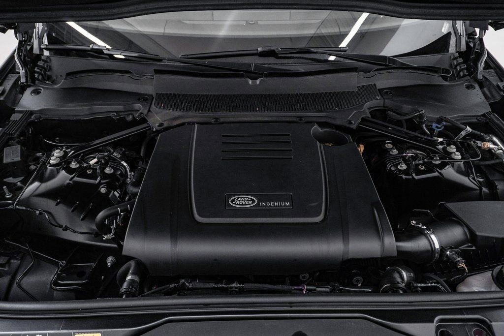 Used 2025 Land Rover Discovery S image 30