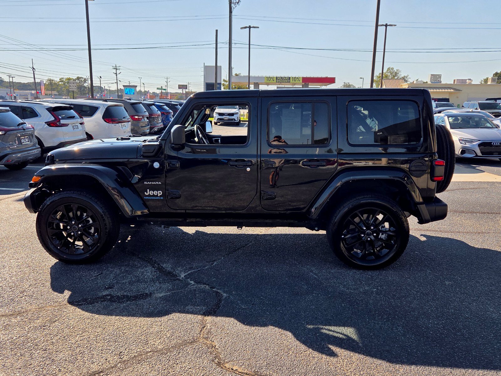 Used 2024 Jeep Wrangler Unlimited Sahara AWD/4WD image 4