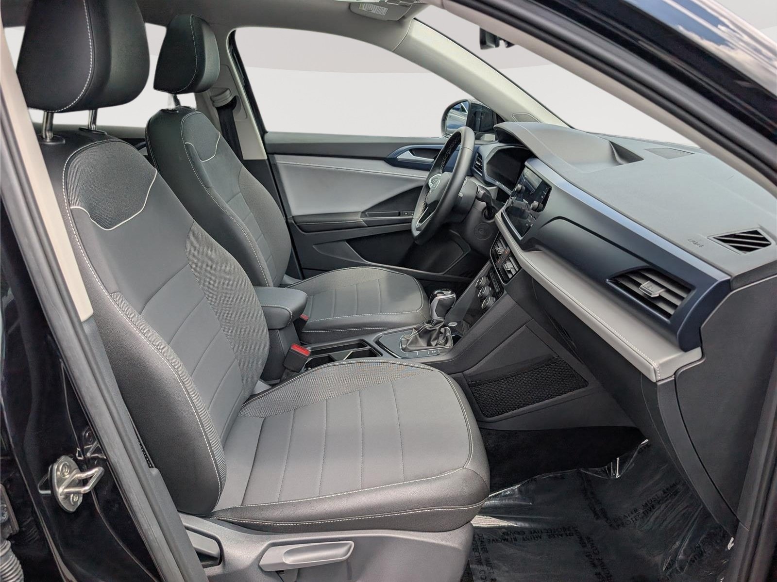 Used 2024 Volkswagen Taos SE w/ Panoramic Sunroof Package FWD image 12
