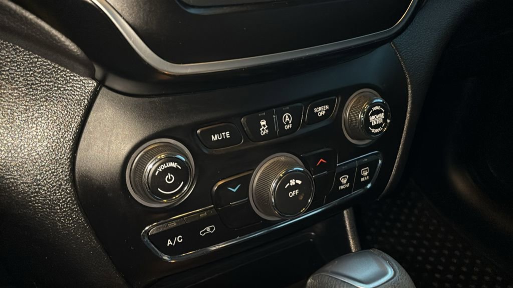 Used 2019 Jeep Cherokee Latitude w/ Cold Weather Group image 18