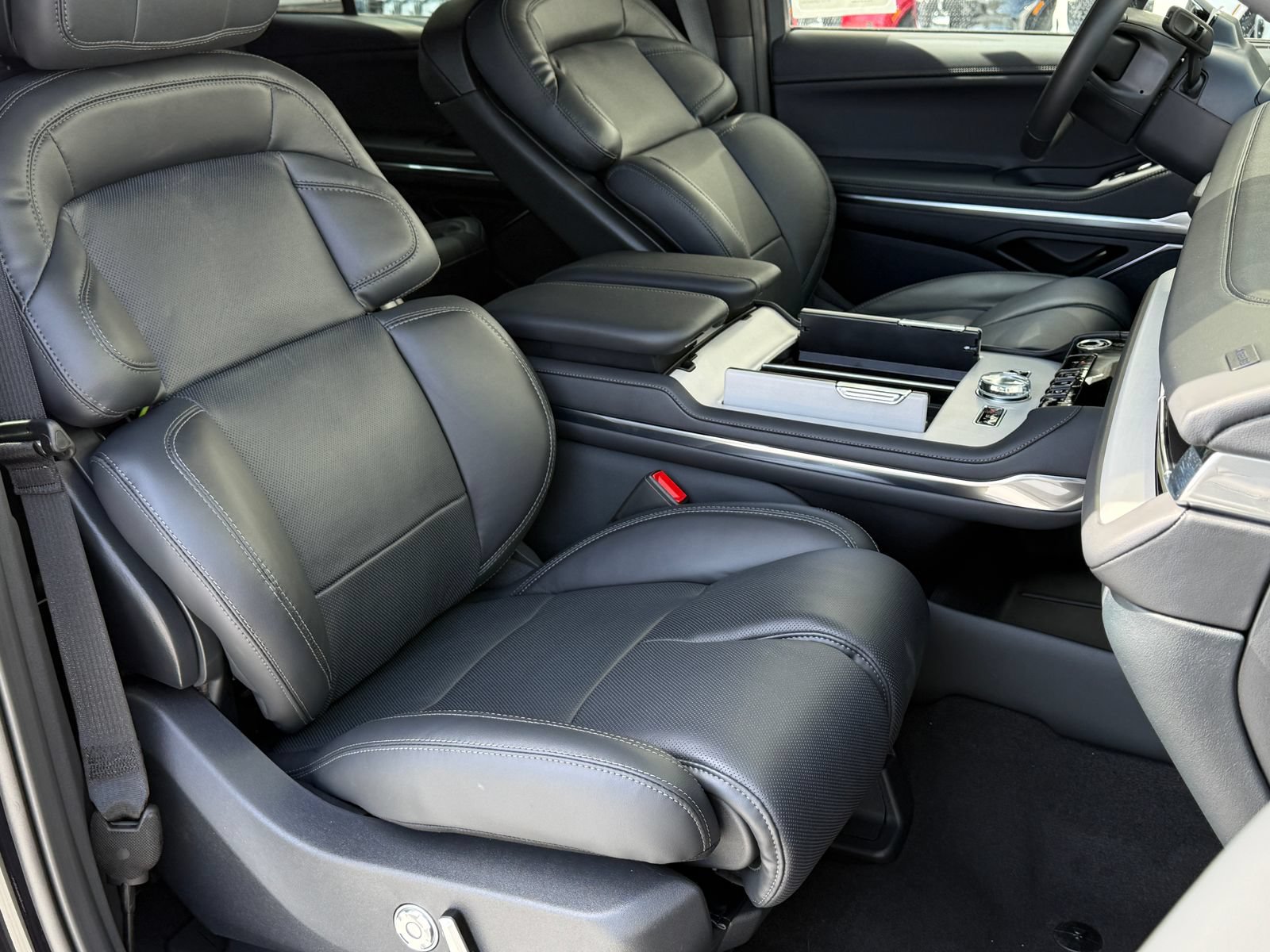 New 2026 Lincoln Navigator Reserve w/ Jet Appearance Package AWD/4WD image 13