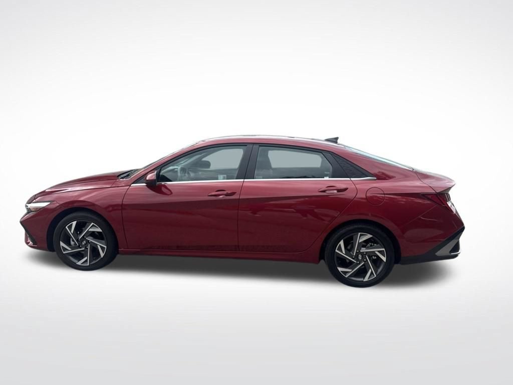 Used 2025 Hyundai Elantra SEL FWD image 12