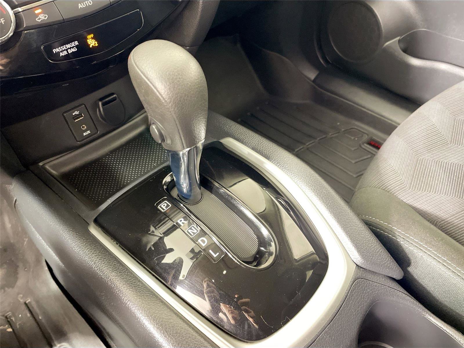 Used 2015 Nissan Rogue SV w/ SV Premium Package image 15