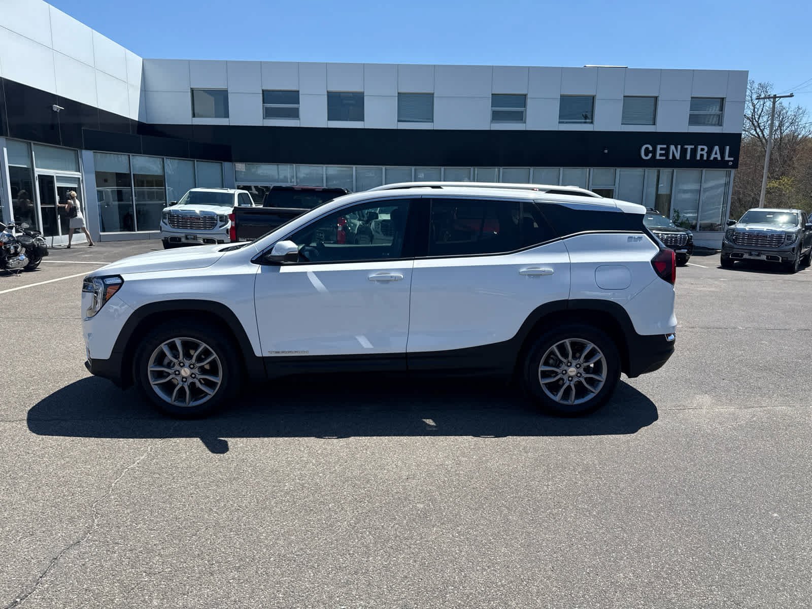 Certified 2022 GMC Terrain SLT w/ Tech Package AWD/4WD image 2