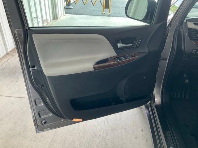 Used 2020 Toyota Sienna Limited Premium FWD image 4