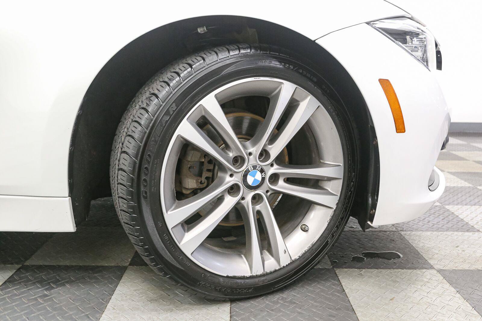 Used 2018 BMW 330i xDrive Sedan AWD/4WD image 14