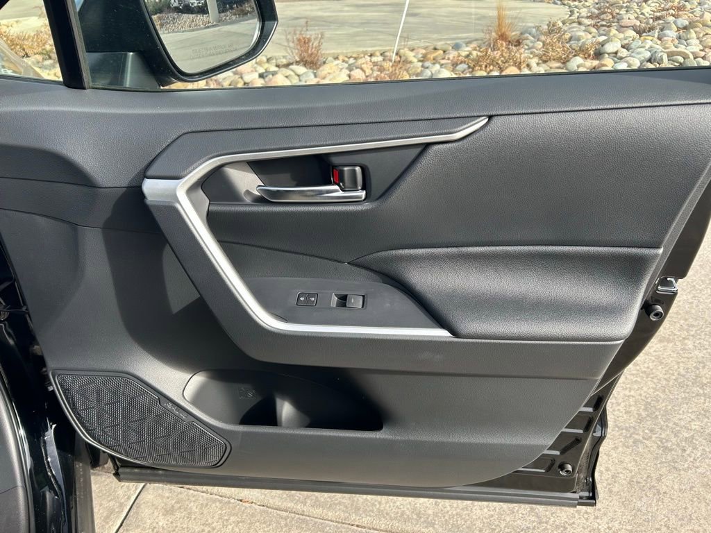 Used 2025 Toyota RAV4 SE image 30