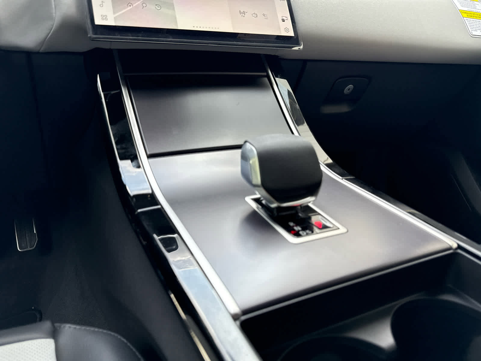 New 2026 Land Rover Range Rover Velar Dynamic SE image 9