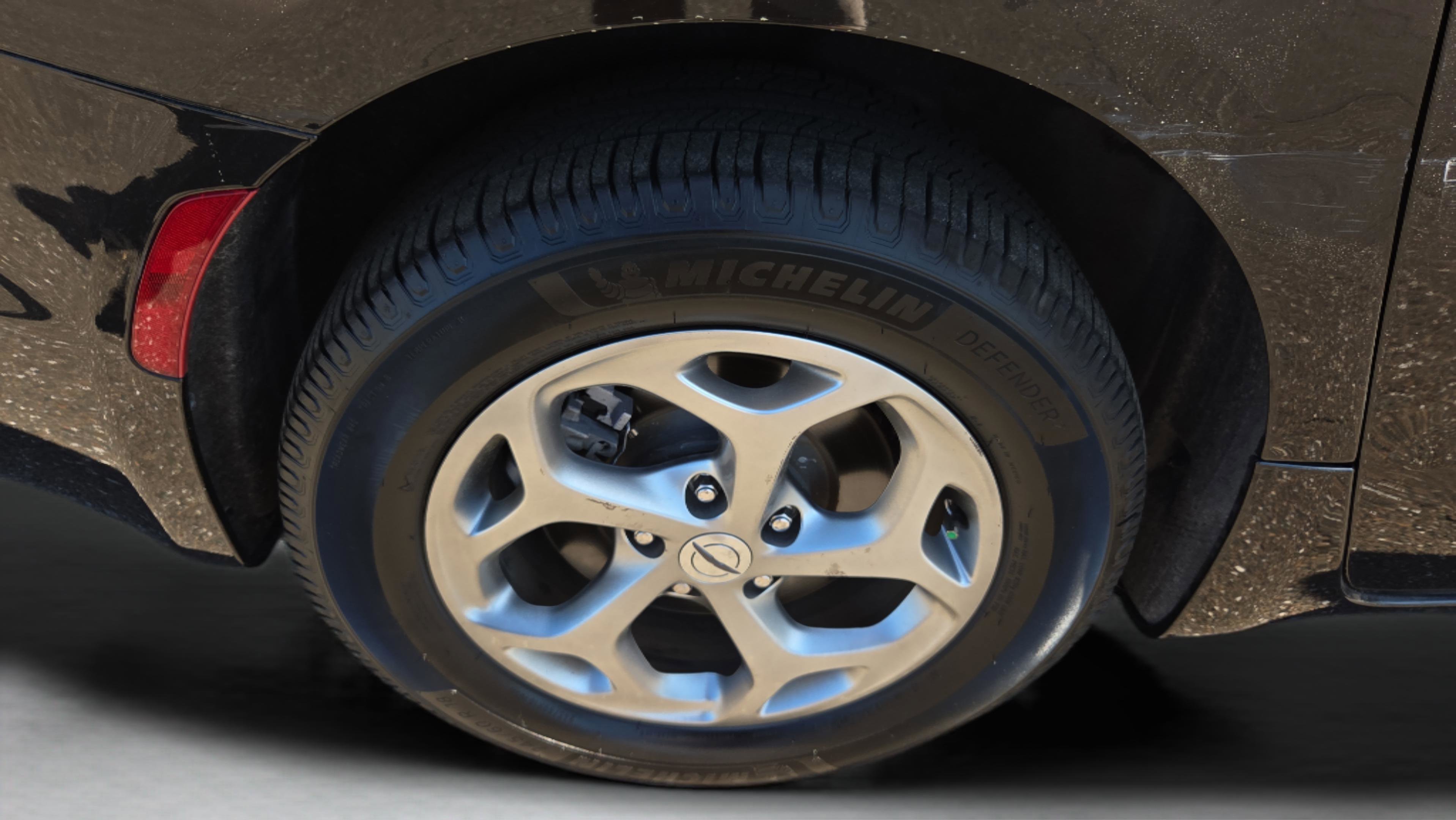 Used 2023 Chrysler Pacifica Limited w/ Uconnect Theater Family Group image 21