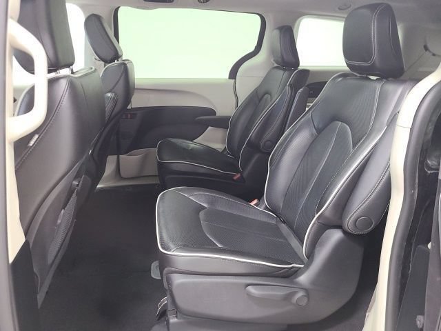 Used 2023 Chrysler Pacifica Limited FWD image 19