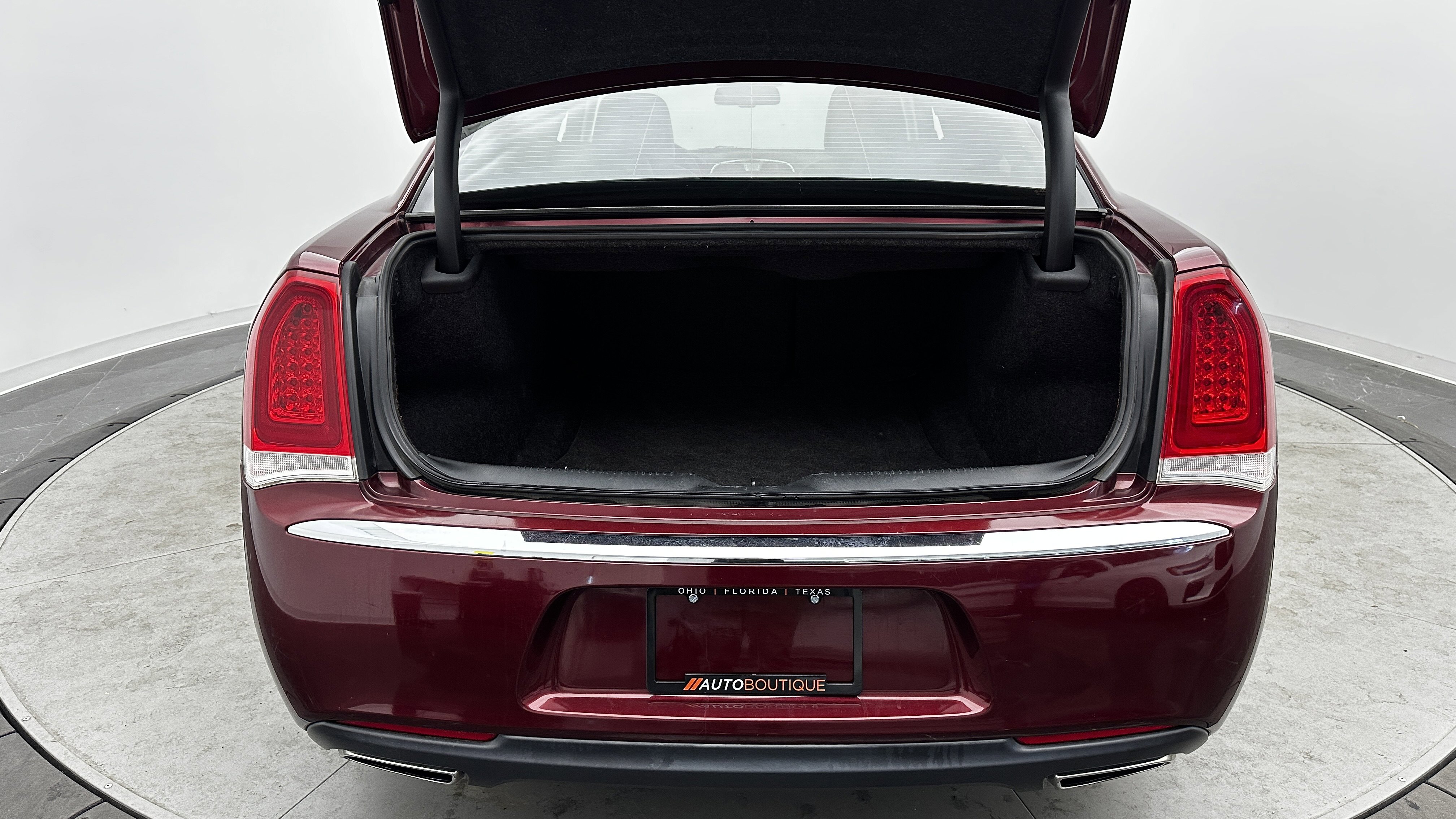 Used 2018 Chrysler 300 Touring L image 28