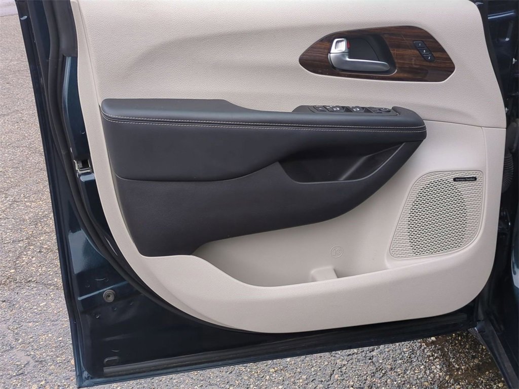 Used 2022 Chrysler Pacifica Limited image 22