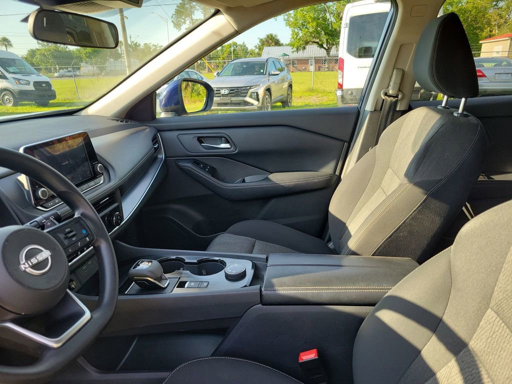 Used 2024 Nissan Rogue SV AWD/4WD image 16