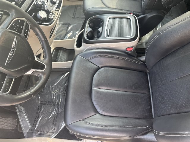 Used 2024 Chrysler Pacifica Touring-L FWD image 19